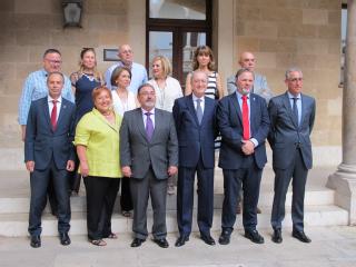 El presidente del TSJIB y el decano del Colegio de Procuradores con los profesionales que recibieron la distinción